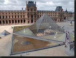Vue sur la Pyramide du Louvre, depuis le musée